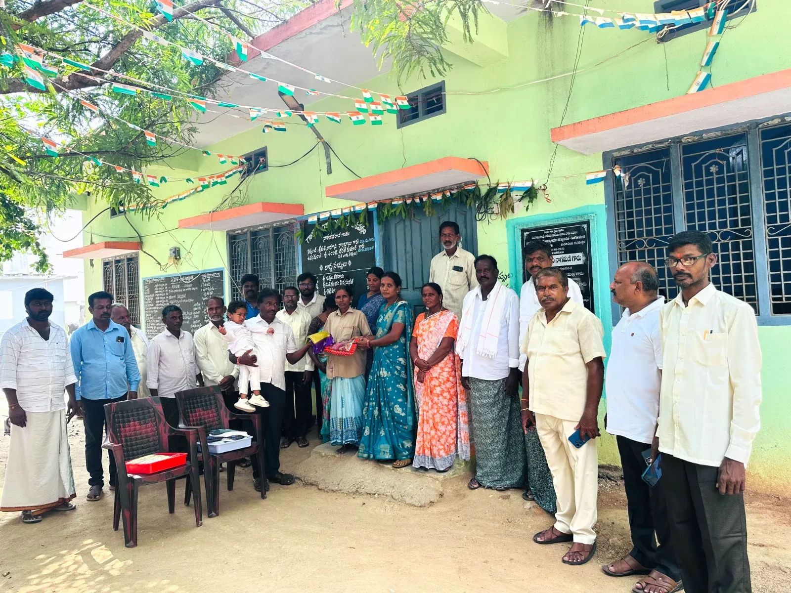 నాగులవంచ పంచాయతీ సిబ్బందికి దసరా కానుకగా నూతన వస్త్రాల పంపిణీ